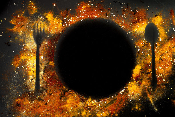 盘子，勺子和叉子的剪影为食品行业的创意静物模型。图片下载