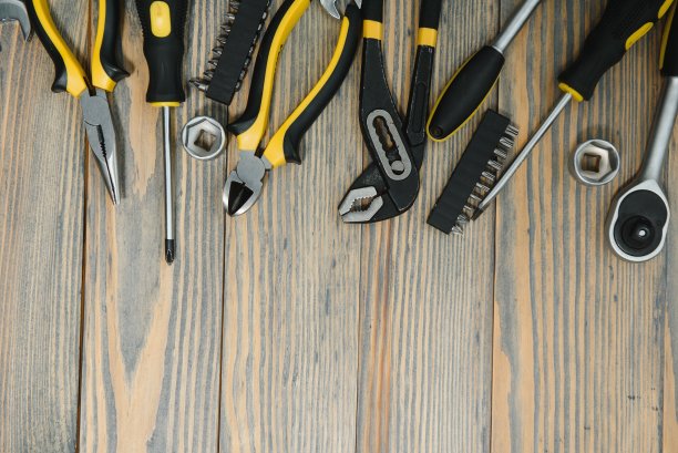 木制背景上的不同工具。图片下载