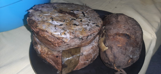 巴布亚的传统食物烤芋头和红薯摆在餐桌上图片下载