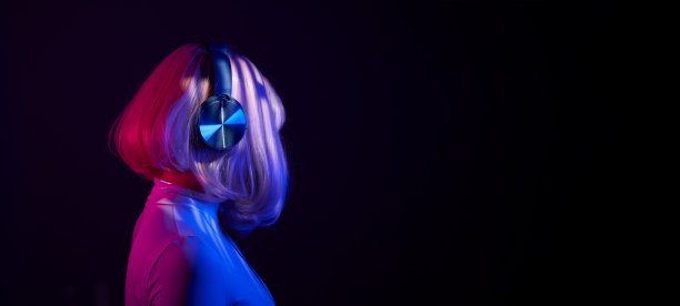 女人戴着耳机听音乐，乐在其中图片下载