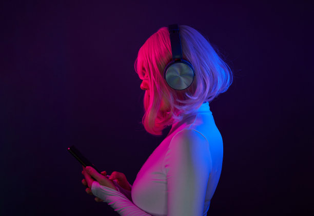 女人戴着耳机听音乐，乐在其中图片下载