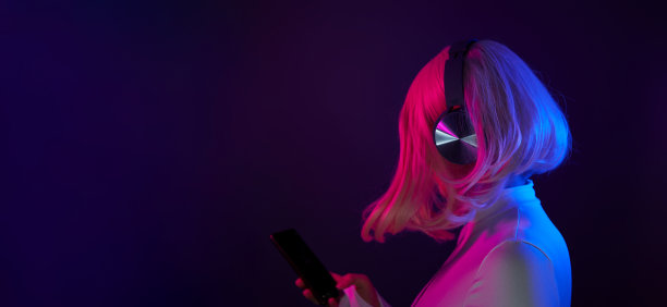 女人戴着耳机听音乐，乐在其中图片下载