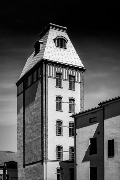 瑞典诺雪平的一座美丽建筑的垂直灰度照片。图片下载