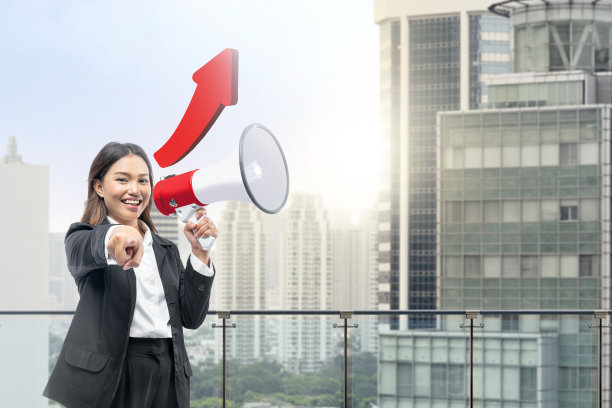 亚洲女商人用扩音器指着你说话图片下载