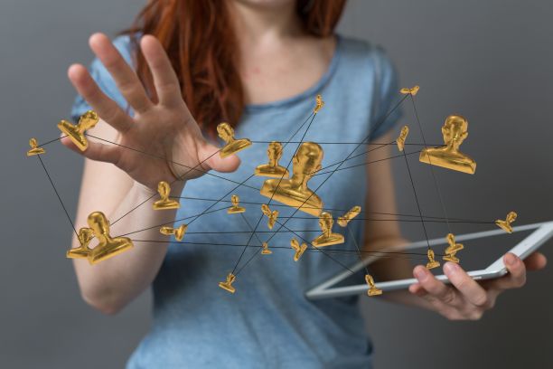 一名女子手持平板电脑，触摸漂浮的网络标识图片下载