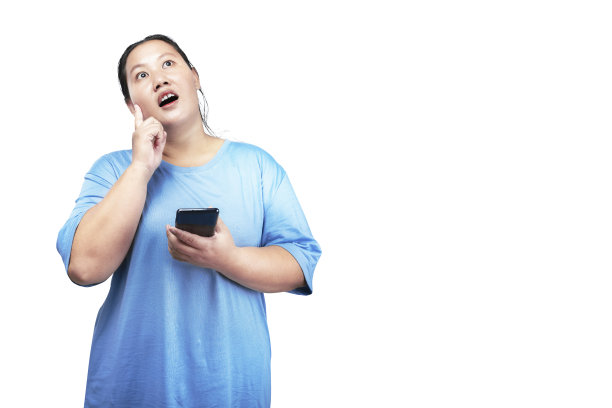 亚洲肥胖超重的女人拿着手机，想着什么图片下载