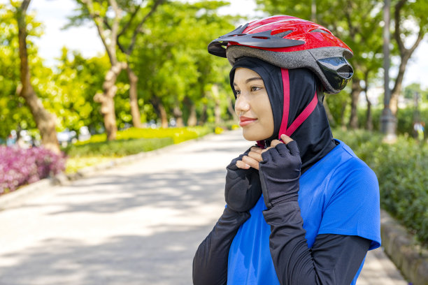 亚洲妇女戴着头盔准备骑自行车图片下载