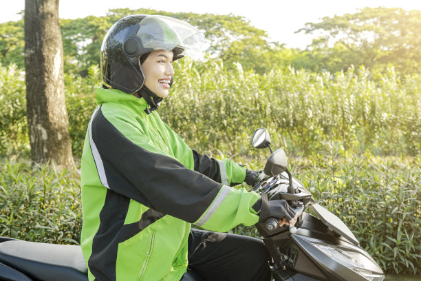 亚洲女性是一名摩的司机图片下载