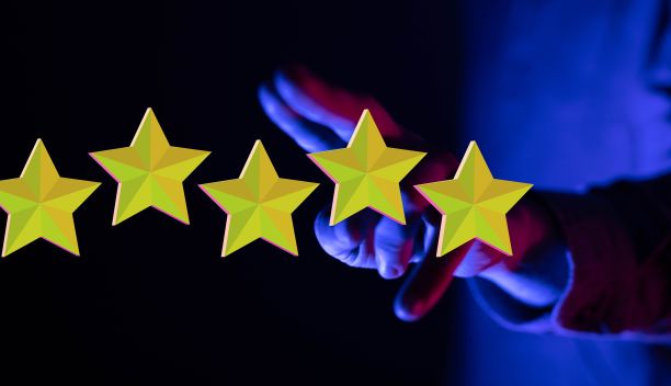 3D渲染5星评级附近的手图片下载