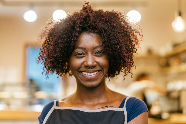 卷发女人看起来很开心图片下载
