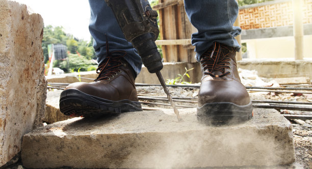 一个工人正在钻岩石图片下载