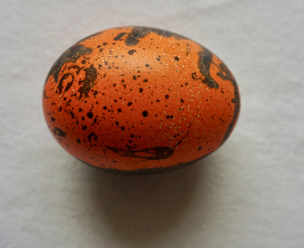 不同的复活节彩蛋着色方法。给复活节彩蛋上色的想法。复活节彩蛋。复活节漂亮的彩蛋。彩色复活节彩蛋用金箔和其他着色方法。图片下载