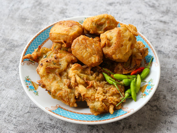 Gorengan。印尼传统油炸小吃。最后加入绿辣椒和红辣椒。图片下载