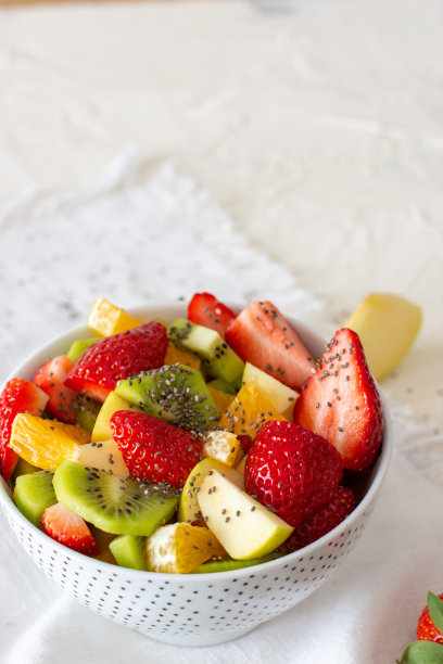一碗白色背景的健康新鲜水果沙拉。前视图。水平的照片。本空间图片下载