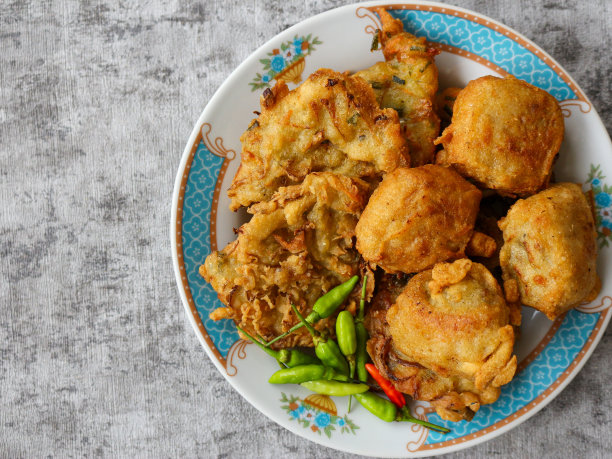 Gorengan。印尼传统油炸小吃。最后加入绿辣椒和红辣椒。图片下载