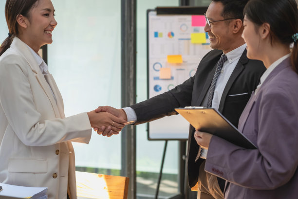 一组业务人员以销售代表的身份携手合作，建立一个有利可图的销售团队。图片下载