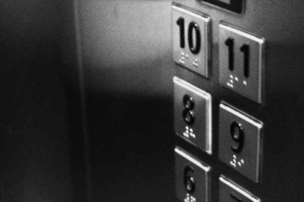 电梯钥匙。黑白单色图片下载