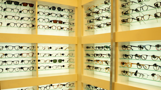 在陈列室里陈列几只玻璃杯图片下载