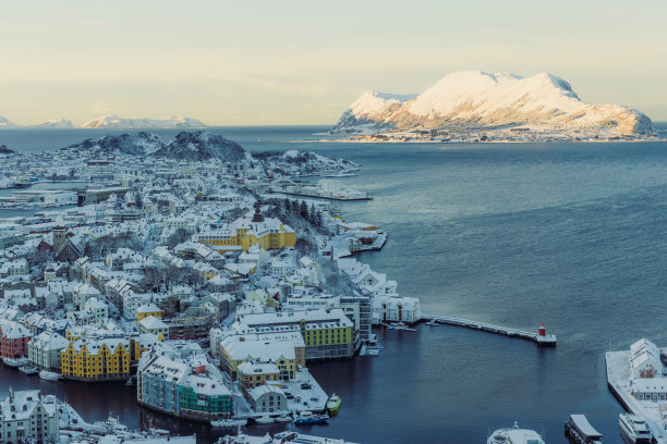 奥勒松市的风景鸟瞰图在雪在海上在风景日落在挪威图片下载