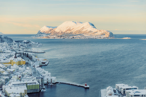 奥勒松市的风景鸟瞰图在雪在海上在风景日落在挪威图片下载