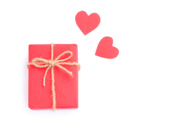 红色礼盒与黄麻绳弓和红色剪纸心形孤立的白色背景图片下载