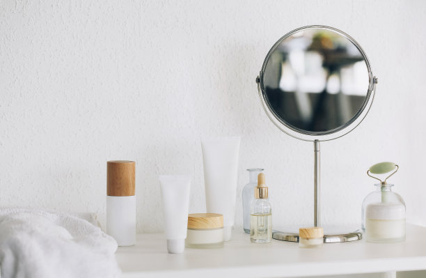 桌上有化妆品和镜子图片下载