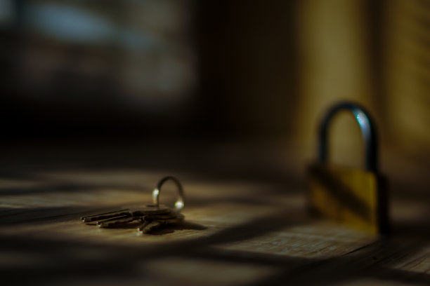 钥匙在桌子上，锁也在图片下载