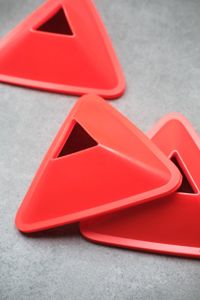 训练用的塑料运动装备。红锥图片下载