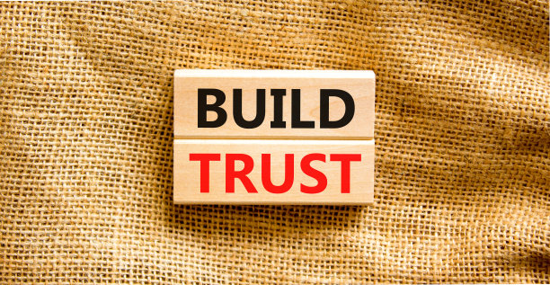 建立信任的象征。在漂亮的帆布桌子背景上的木块上建立信任。企业树立信任理念，复制空间。图片下载