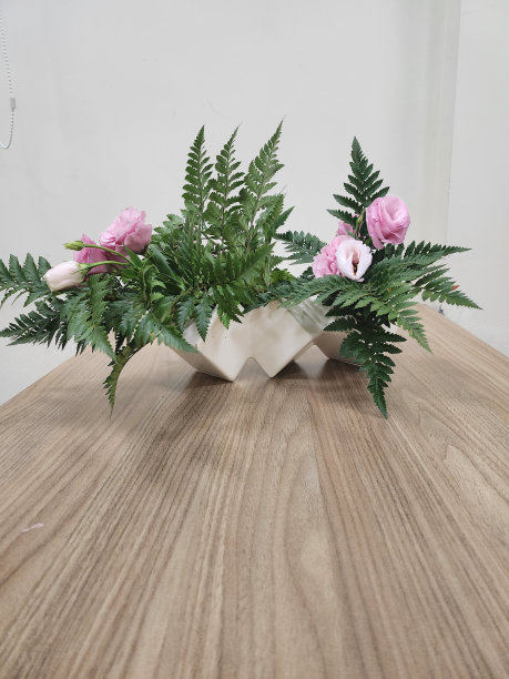 用鲜花使美好的事物生动起来图片下载