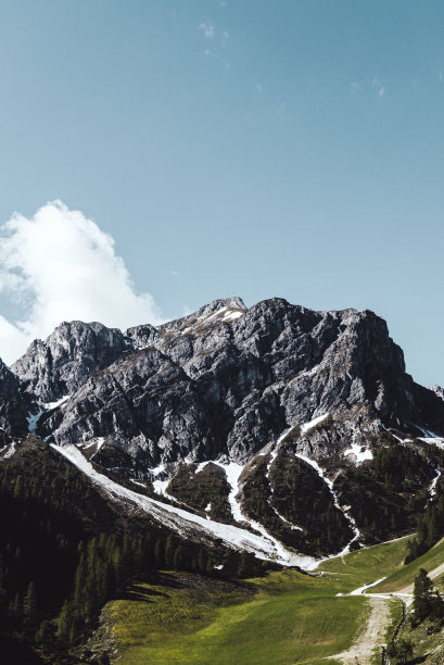 在阳光明媚的日子里，垂直拍摄美丽的山脉图片下载