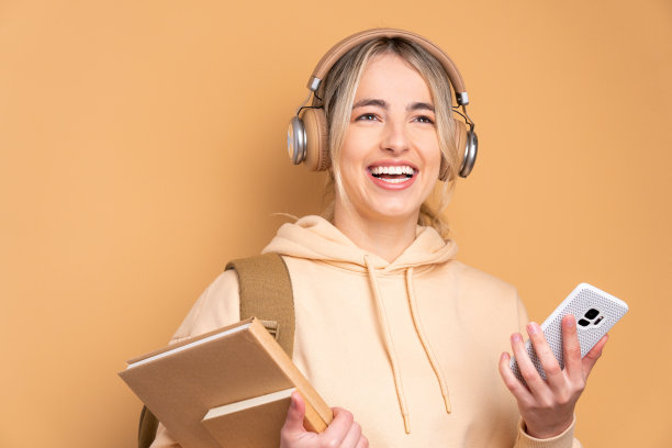 快乐的女人用耳机和背包图片下载