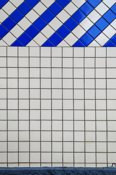 美丽的图案。白色和蓝色的瓷砖墙。广告空间。设计元素。背景。垂直的。图片下载