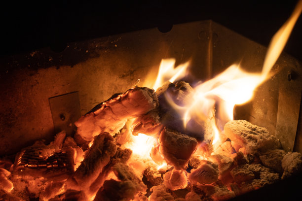 在印度的丰收节，用煤和木头燃烧的篝火图片下载