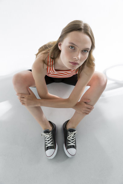 一个金发碧眼、满脸雀斑的白底女孩，穿着橙色条纹t恤。图片下载