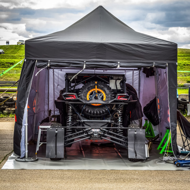 帐篷下的马车图片下载