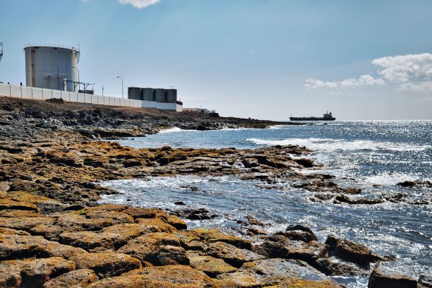 美丽的海景与平静的海浪和现代厂房的背景图片下载