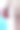 一名穿着白色和服、戴着红色手套的运动员在比赛前站在垫子上。图片下载