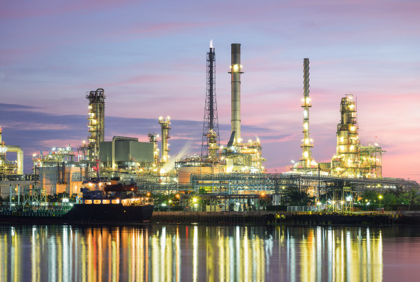 油气精炼厂。可称石油、生产或石化厂。工业厂房建设从工程技术上用钢管、管道、储罐。电力能源业务。图片下载