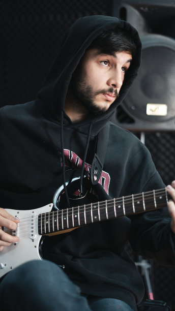 英俊的吉他手肖像图片下载