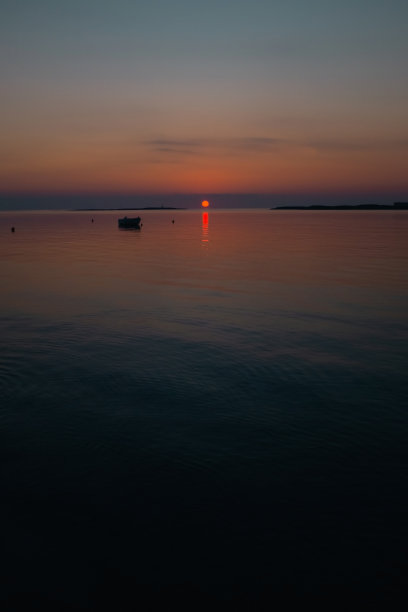 希腊海滩上的日出。图片下载