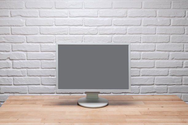 黑屏电脑显示器在工作桌上与砖墙图片下载