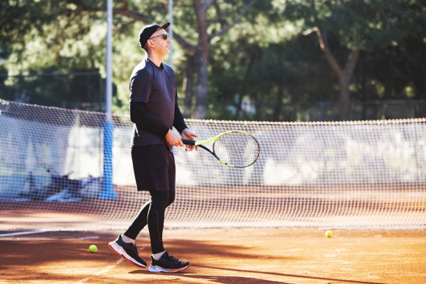 年轻的成年男子打网球图片下载