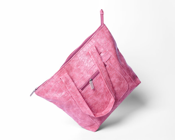 四分之三的观点，粉红色的女性包孤立在白色背景图片下载