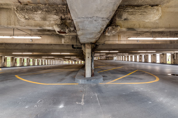 空荡荡的停车场图片下载