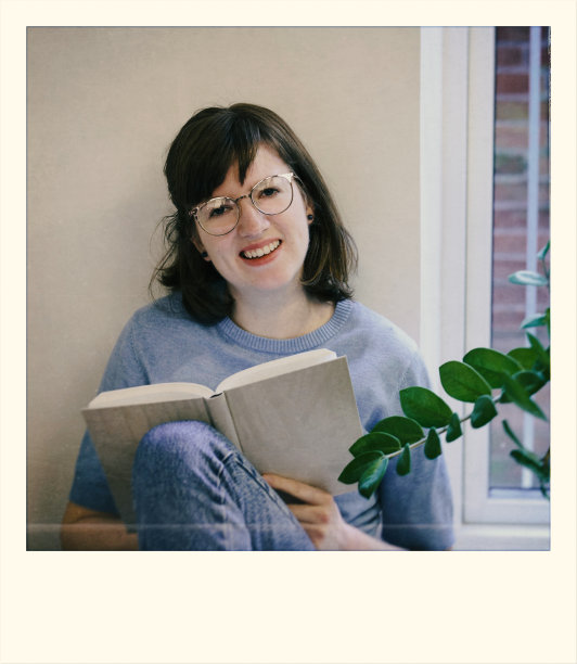 年轻女子正在读书图片下载