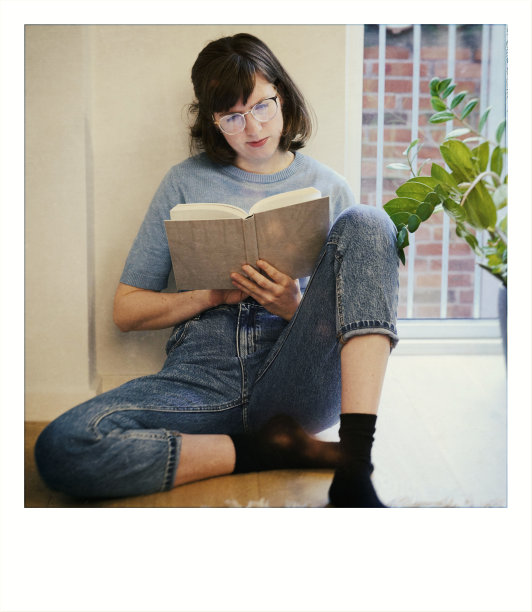 年轻女子正在读书图片下载