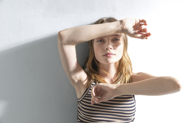 一个金发碧眼、满脸雀斑的白底女孩，穿着一件棕色条纹t恤。图片下载