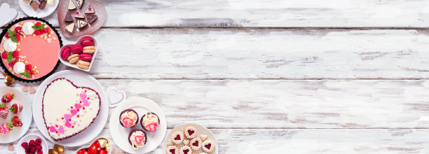 情人节角边界的什锦甜点和糖果在白色的木材背景图片下载