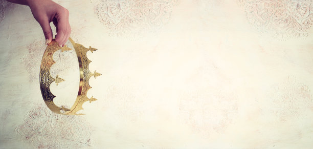 女性手握美丽的王后或国王王冠的形象。的过滤。幻想中世纪时期图片下载